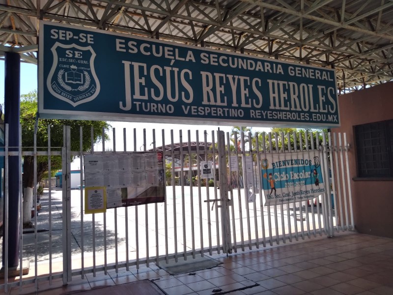 Fachada principal de la escuela